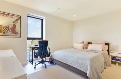 West Hill Apartment | Lovely Luminous 3 Bed Flat, with secure Ev Parkng