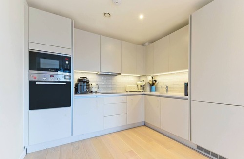 West Hill Apartment | Lovely Luminous 3 Bed Flat, with secure Ev Parkng
