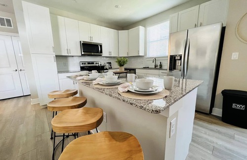 Barker Apartment | Lovely Luxurious 2 Bedroom 2 Bath Suite