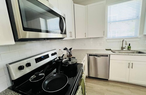 Barker Apartment | Lovely Luxurious 2 Bedroom 2 Bath Suite