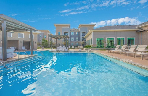 Barker Apartment | Lovely Luxurious 2 Bedroom 2 Bath Suite