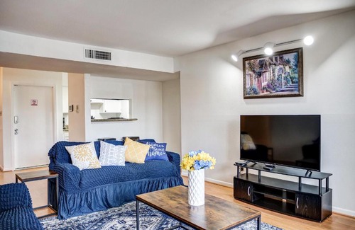 South Main House | Lovely Med center 3BR 2BA condo with free parking