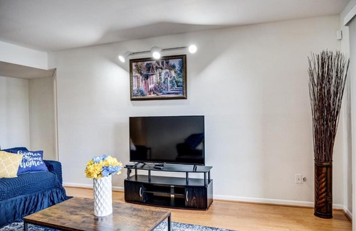 South Main House | Lovely Med center 3BR 2BA condo with free parking
