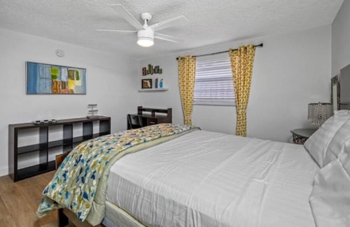 Port Tampa City Villa | Lovely Mid-century modern home with backyard