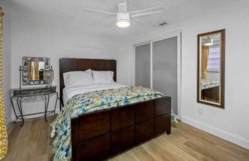 Port Tampa City Villa | Lovely Mid-century modern home with backyard