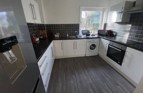 Paisley Apartment | Lovely Modern 1 bedroom apartment - Sleeps up to 4 guests