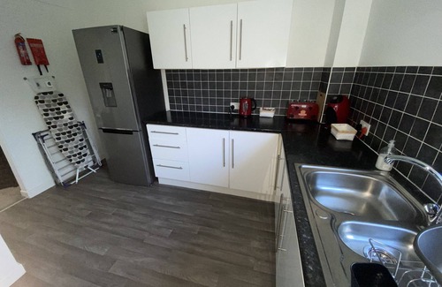 Paisley Apartment | Lovely Modern 1 bedroom apartment - Sleeps up to 4 guests