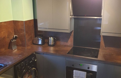 Little Stukeley Apartment | Lovely modern 2 bedroom apartment 2 minutes away from parks and forest