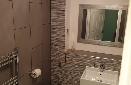 Little Stukeley Apartment | Lovely modern 2 bedroom apartment 2 minutes away from parks and forest