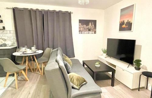 Carcroft House | Lovely Modern 3 Bedroom House Doncaster, Family Contractor Friendly, Sleeps 6