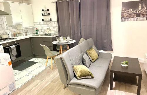 Carcroft House | Lovely Modern 3 Bedroom House Doncaster, Family Contractor Friendly, Sleeps 6