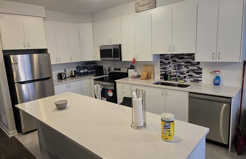 Ottawa Division House | Lovely Modern 4 Bedroom Townhome