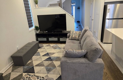 Ottawa Division House | Lovely Modern 4 Bedroom Townhome