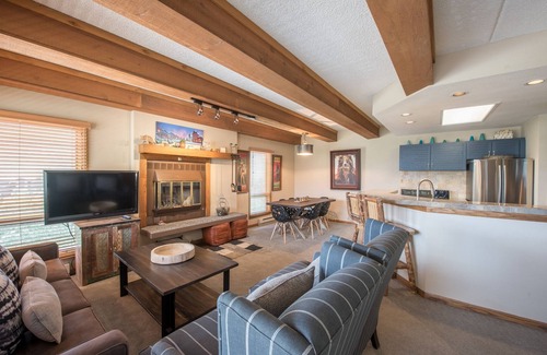 Crested Butte Condo | Lovely Modern Plaza Condo - No Cleaning Fee! by RedAwning