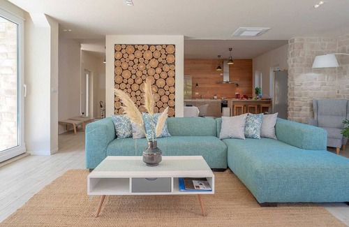 Pitve Villa | Lovely modern poolside villa in Pitve on the island of Hvar