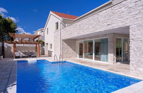 Pitve Villa | Lovely modern poolside villa in Pitve on the island of Hvar