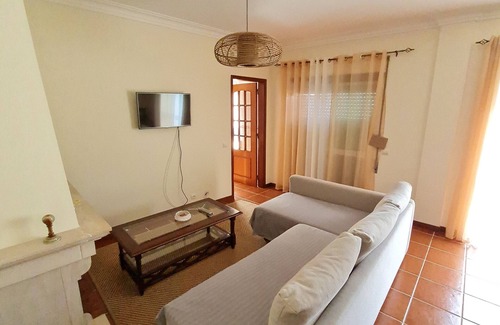 Tavarede Apartment | Lovely Modern Duplex 3 Bedroom Flat in Quiet Area