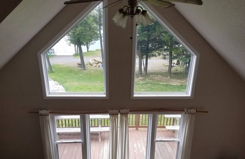 Mount Storm House | Lovely Mount Storm Waterfront Lake House - pet friendly, child friendly retreat