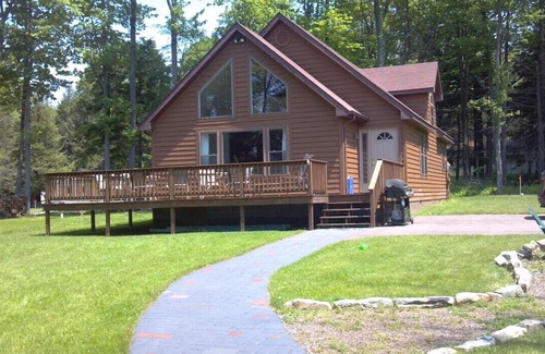 Mount Storm House | Lovely Mount Storm Waterfront Lake House - pet friendly, child friendly retreat