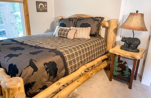 Drake Cabin | Lovely mountain escape close to all Estes Park has to offer.