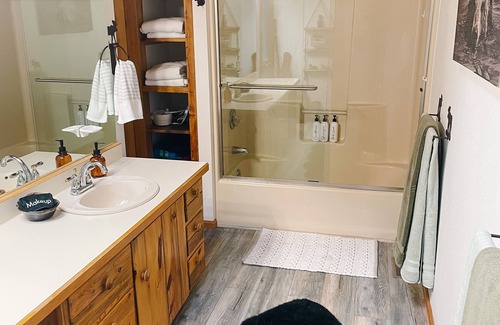 Drake Cabin | Lovely mountain escape close to all Estes Park has to offer.