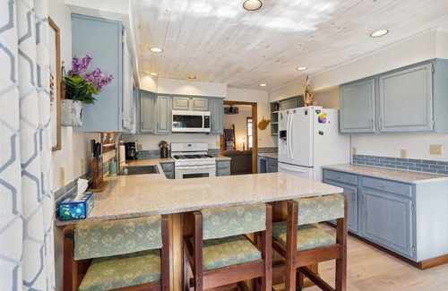 Old Timberline House | Lovely mountain home in a beautiful wooded setting. Welcome to Hart's Horn!