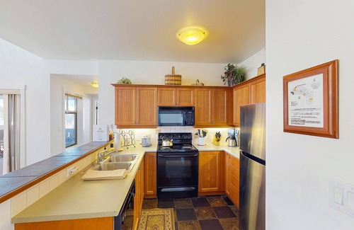 Salt Lake Mountain Resorts Condo | Lovely mountain-view condo with shared hot tub, pool & more - walk to lifts
