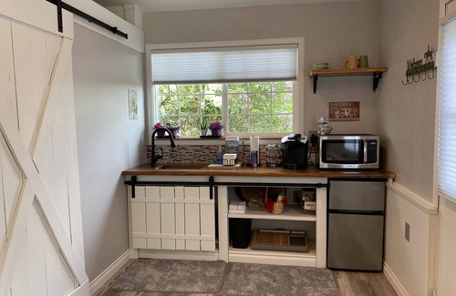 Arlington Apartment | Lovely Mountain View Cottage with Hot Tub, close to amenities!