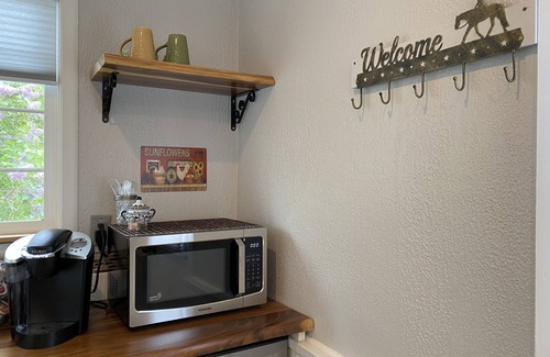 Arlington Apartment | Lovely Mountain View Cottage with Hot Tub, close to amenities!