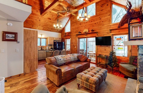 Jeffersonville House | Lovely mountainside home with a firepit & washer/dryer - dog-friendly