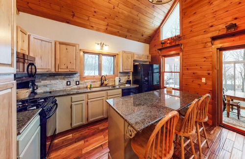 Jeffersonville House | Lovely mountainside home with a firepit & washer/dryer - dog-friendly