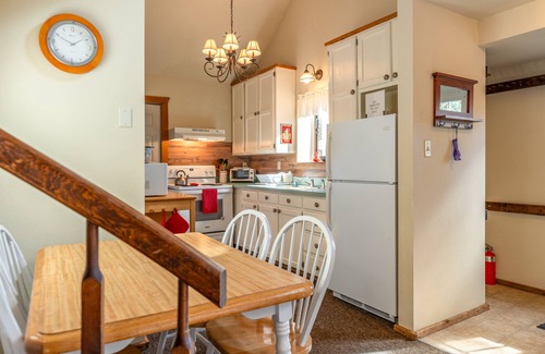 Angel Fire House | Lovely multi-level cabin with balcony, loft, fireplace & great mountain views