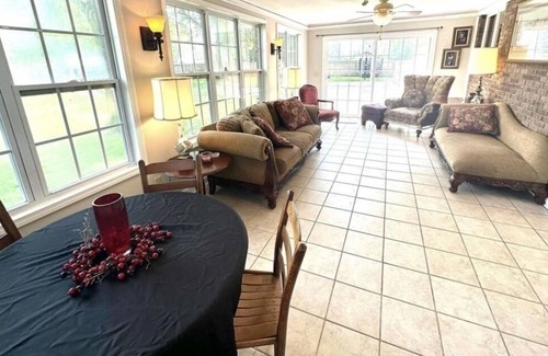 Centralia House | Lovely neighborhood. Near hospitals. Weekly and Monthly rates available.