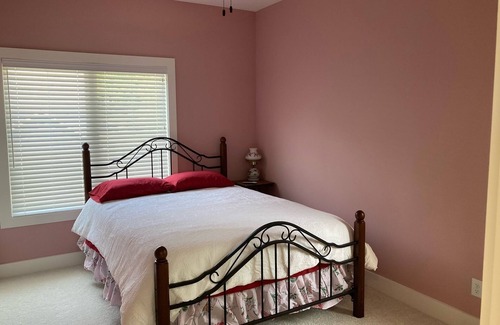 Frankfort Apartment | Lovely new above-garage apartment