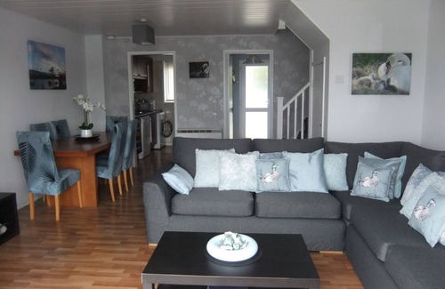 South Cerney Cottage | Lovely New-England Style Lodge with Stunning Lake Views