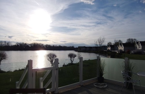 South Cerney Cottage | Lovely New-England Style Lodge with Stunning Lake Views