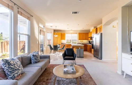 Newark House | Lovely Newark 4BR w/Backyard, Patio, A/C & Garage, by Blueground