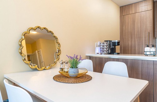 Kitsilano Apartment | Lovely Oasis near Waterfront & Downtown