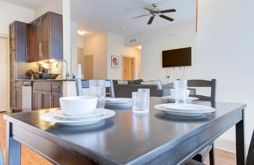 Astrodome Apartment | Lovely Oasis Pool Gym Wi-Fi Free Parking