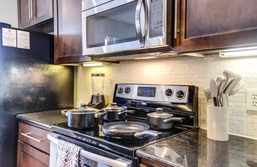 Astrodome Apartment | Lovely Oasis Pool Gym Wi-Fi Free Parking
