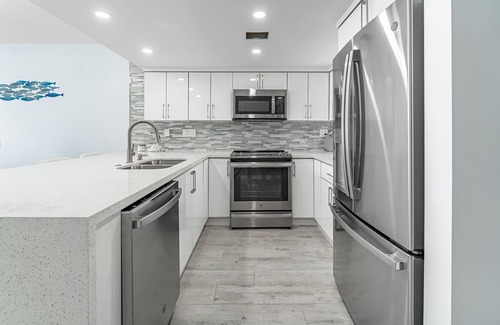Layton House | Lovely Oceanfront, gated com 3 bedroom - 3.5 Condo