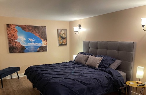 Crofton Bed & Breakfast | Lovely Oceanside 1-bdrm suite with Hot Tub and fireplace