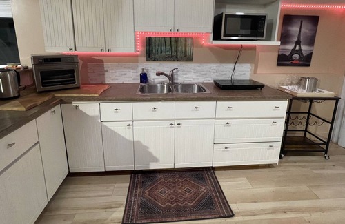 Crofton Bed & Breakfast | Lovely Oceanside 1-bdrm suite with Hot Tub and fireplace