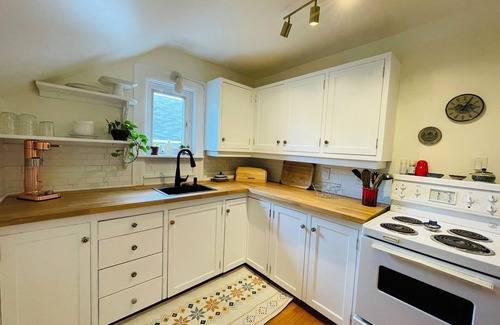 Cobourg Apartment | Lovely one-bedroom apartment (near downtown/beach)