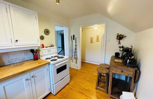 Cobourg Apartment | Lovely one-bedroom apartment (near downtown/beach)
