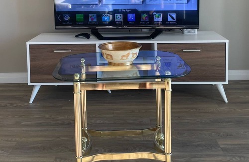 London Apartment | Lovely one bedroom apartment downtown London with free parking onsite