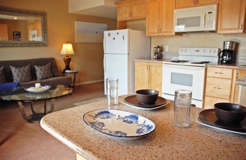 Village of La Jolla Condo | Lovely One Bedroom Apt. In The Heart Of La Jolla Village. Walk To Everything!