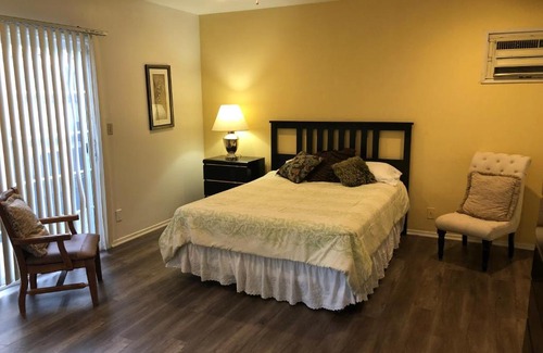 Van Nuys House | Lovely One Bedroom with a Pool