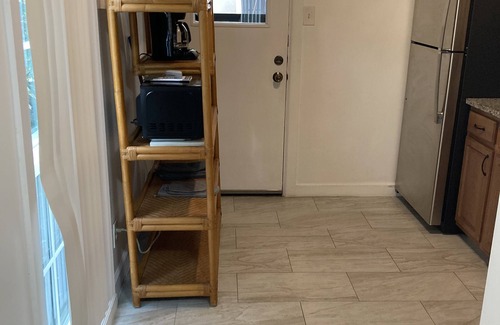 Oak Lawn Apartment | Lovely one bedroom with off-street parking.