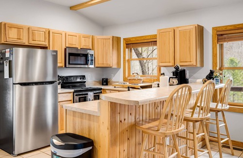 Maggie Valley Cabin | Lovely, one-story cabin in a serene mountain country club - golf, fish, and ski